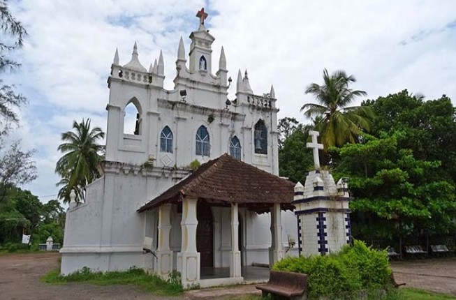 Full-Day Goa Churches Spice Plantation and Old Bazaars Tour